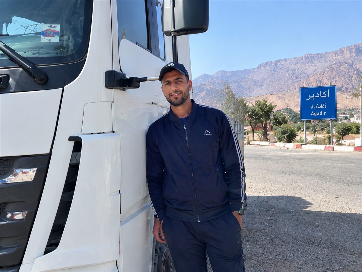 Marokkanischer Berufskraftfahrer vor seinem LKW an der Ausfahrt Agadir