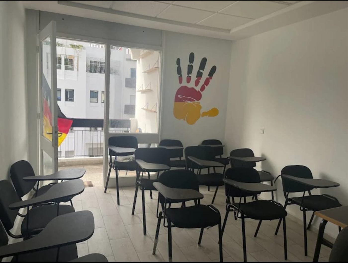 Unterrichtsraum der Sprachschule Almani Visa in Tanger mit Wandbild in den deutschen Nationalfarben