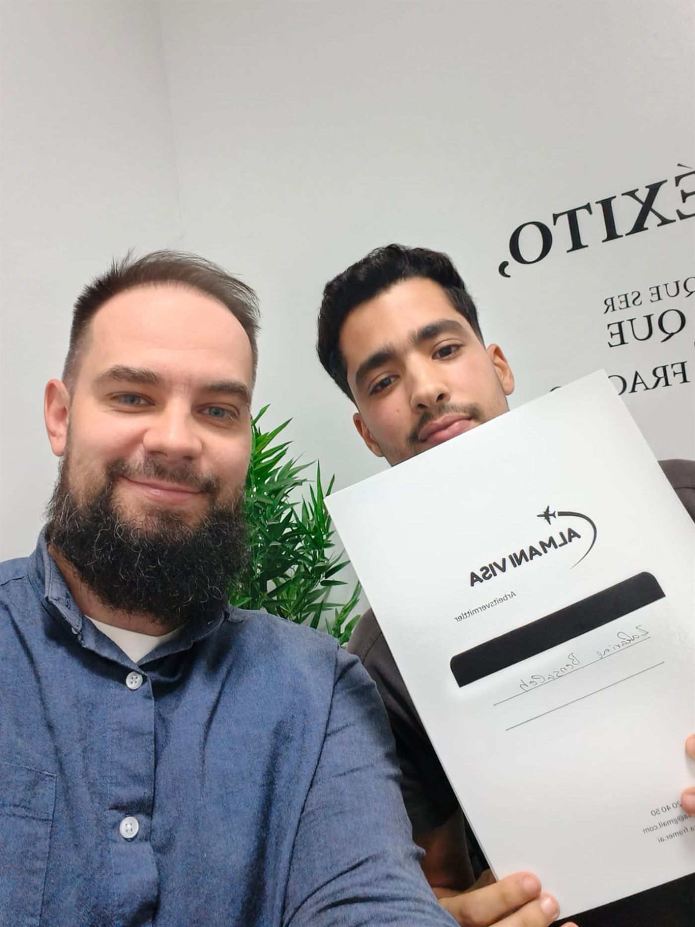 Teilnehmer von Almani Visa mit unterschriebenem Vertrag im Büro in Tanger