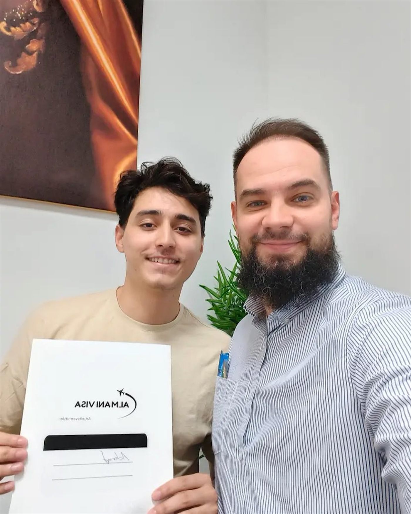 Teilnehmer von Almani Visa mit unterschriebenem Arbeitsvertrag für eine Stelle in Deutschland